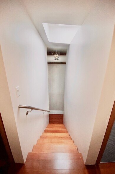 Building Photo - 520 1/2 E Grand Ave