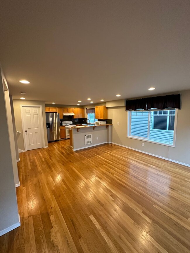Building Photo - 3 bed 2 bath Townhome Green Lake Neighborh...