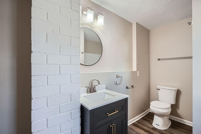 Building Photo - 707 Jenks Ave E