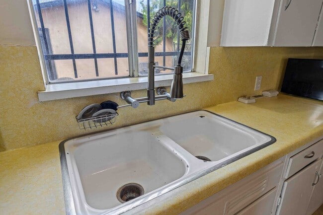 Building Photo - 2 bedroom / 1 bathroom available for rent ...