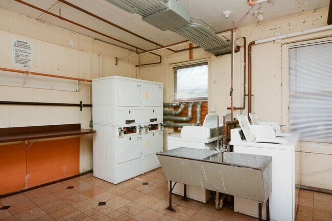 Building Photo - 4650 N Paulina St