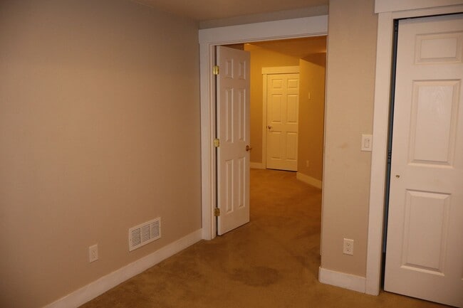 Building Photo - Stunning Modern Five Bedroom Home in Loveland