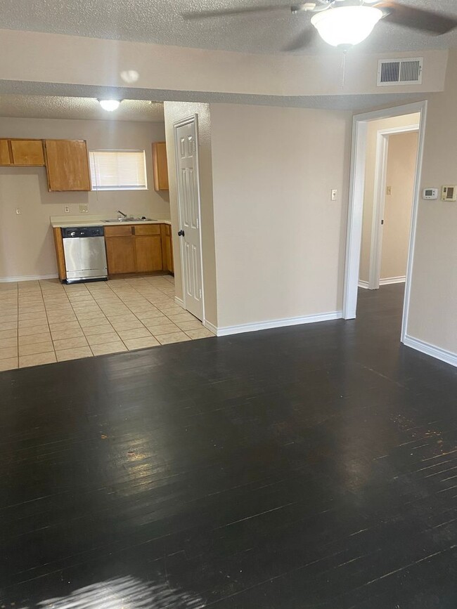 Building Photo - Move In Special - $300 OFF First Full Month!