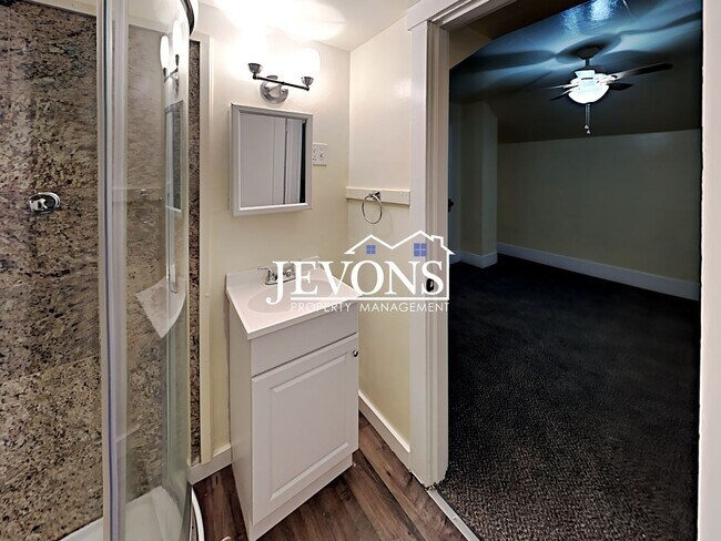 Building Photo - Make yourself at home in this apartment lo...