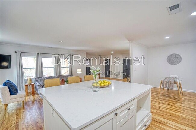Building Photo - 2230 Beecher Cir SW