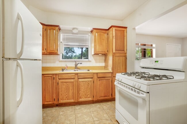 Building Photo - 26407 Magnolia Dr