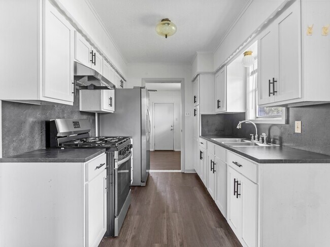 Building Photo - 147 9th St