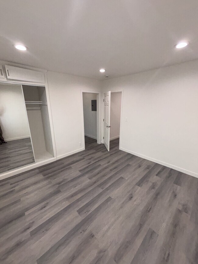Building Photo - 415 Loma Dr