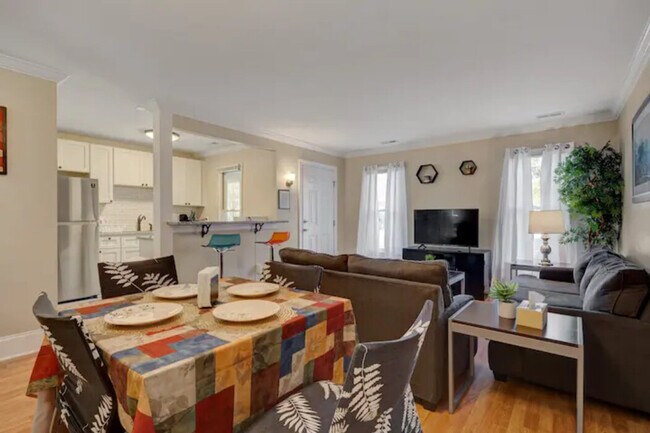 Building Photo - 2201 1/2 Summit St