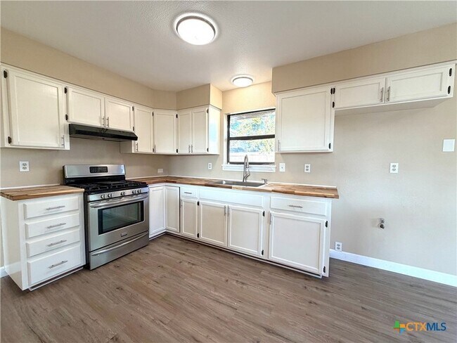 Building Photo - 1616 Lonesome