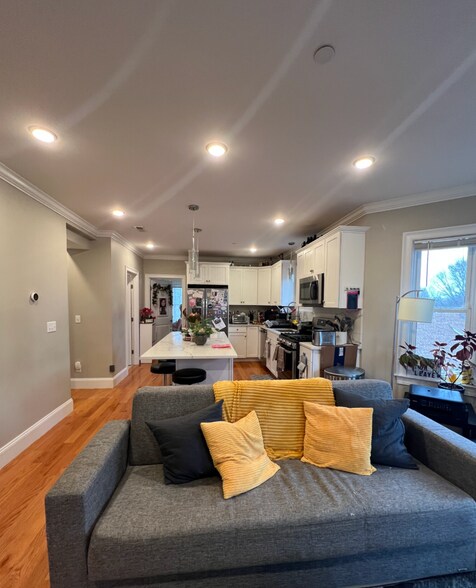 Building Photo - 118 Holland St