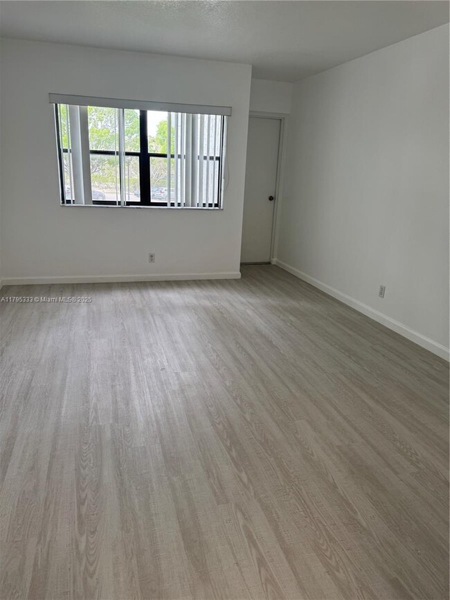 Building Photo - 200 Lakeview Dr