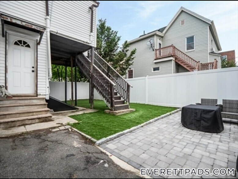 Building Photo - 121 Hancock St