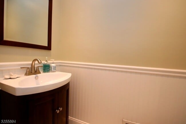 Building Photo - 829 Poplar Ct