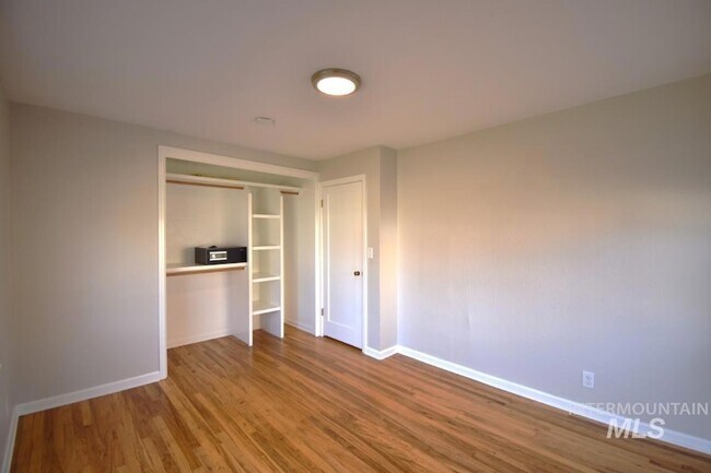 Building Photo - 1327 S Leadville Ave