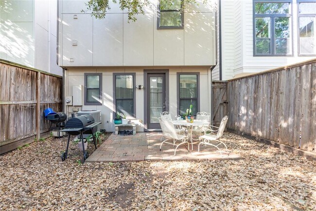 Building Photo - 8817 Lakeshore Bend Dr