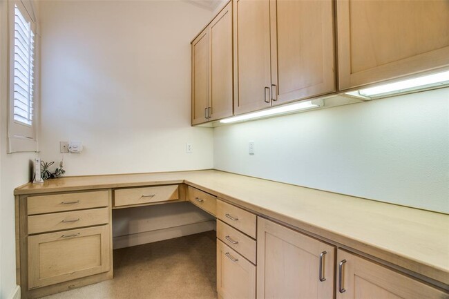 Building Photo - 6615 Willow Ln