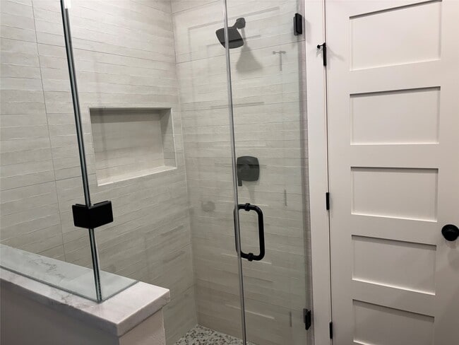 Building Photo - 2223 Hialeah Dr