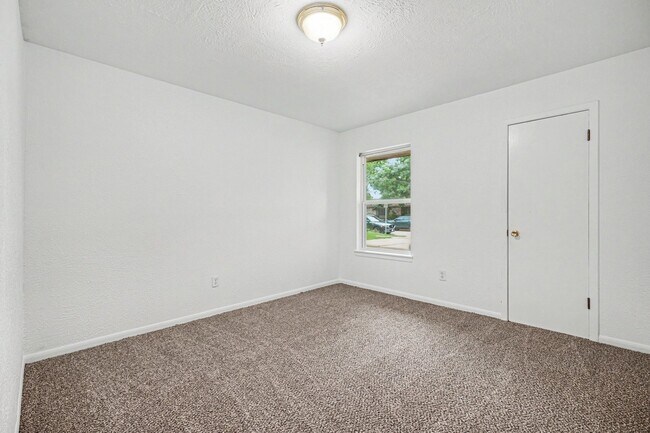 Building Photo - 1105 E Brown Ln