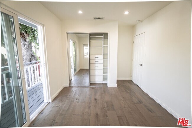 Building Photo - 2847 Pyrites St