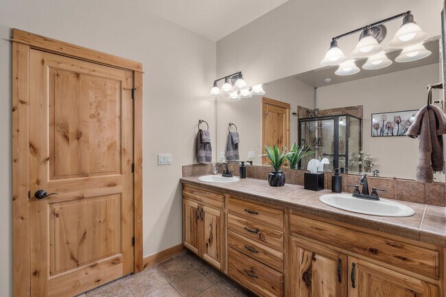 Building Photo - 3 Bed 2.5 bath plus Office/den-Townhome-Ri...