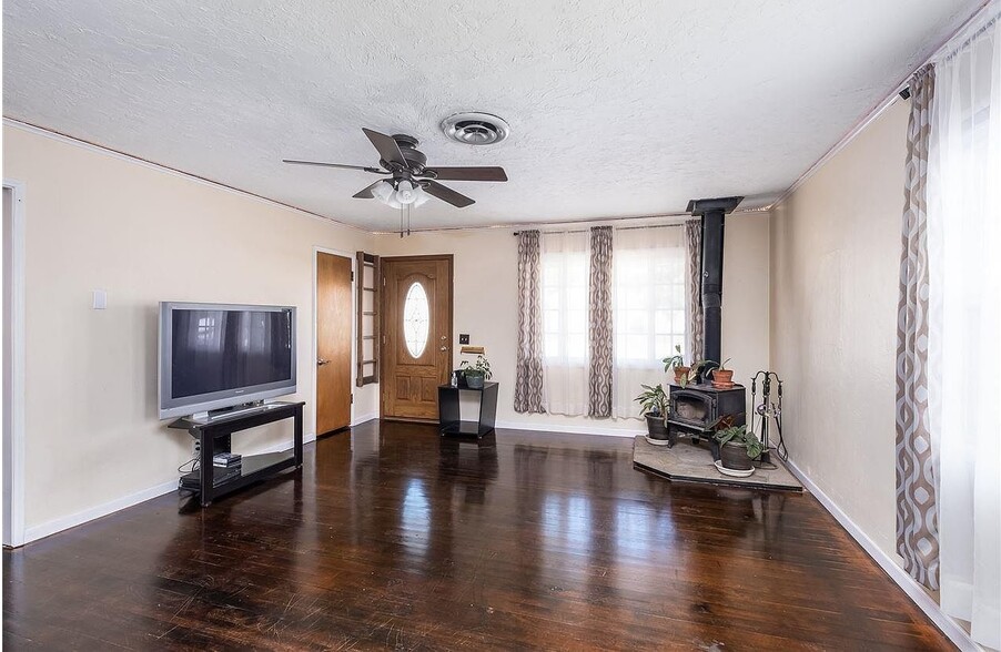 Building Photo - 1505 Thayer Dr