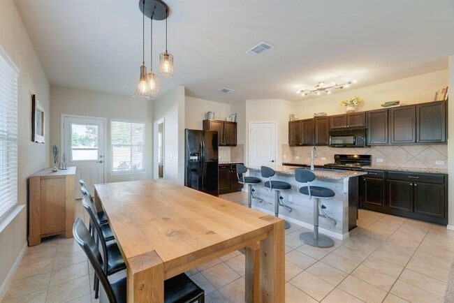 Building Photo - 1511 Cedrus Rd