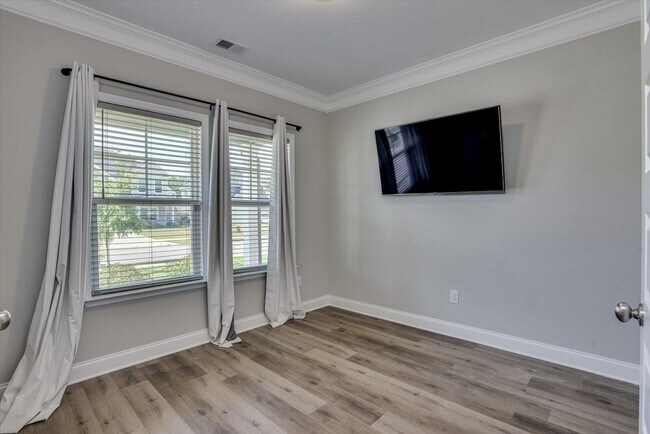 Building Photo - 627 Garland Trl