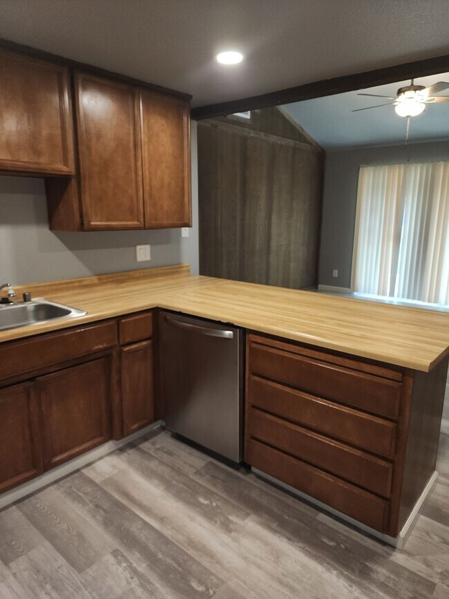 Building Photo - 8616-8618 La Riviera Dr