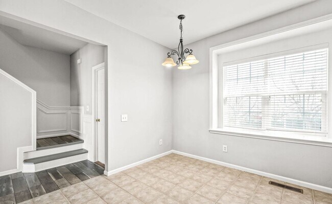 Building Photo - This Stunning Townhome in the Heart of Ballantyne