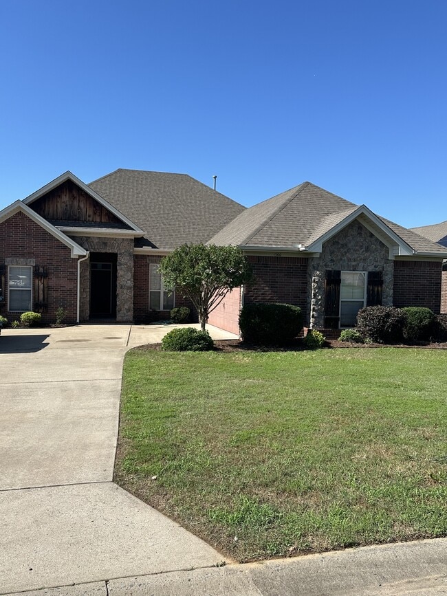 Primary Photo - 1300 Edge Valley Dr N