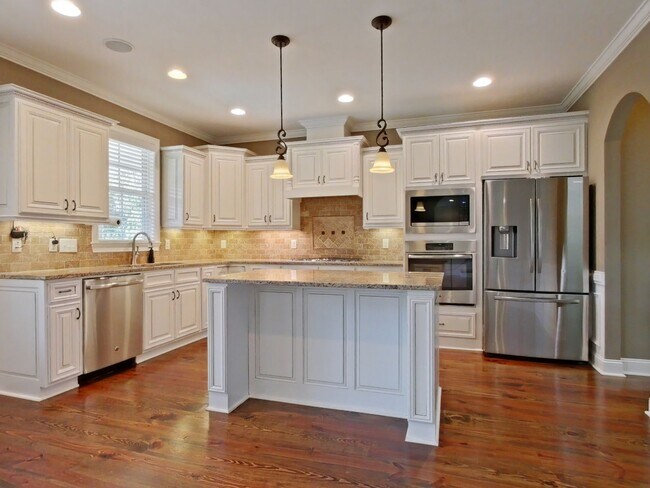 Building Photo - Estate STYLE home with pool and basement i...