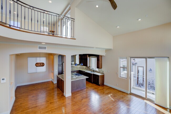 Building Photo - 612 N Juanita Ave