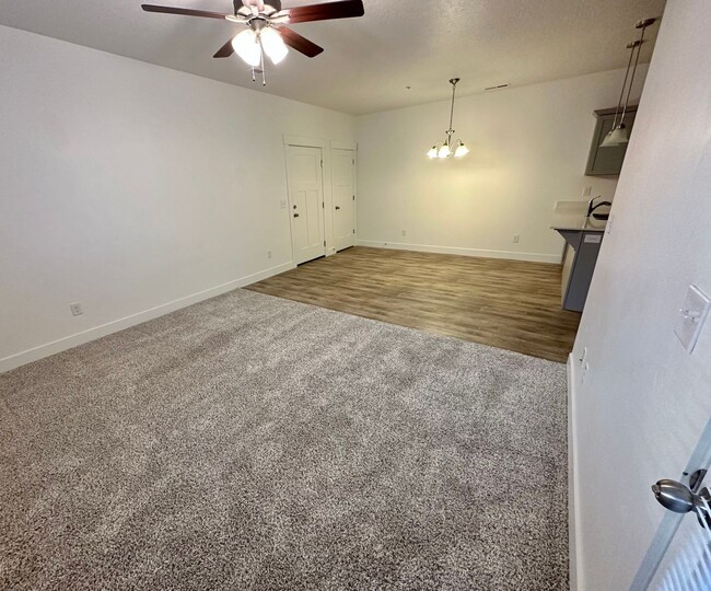 Building Photo - Like New 3 Bd 2 Ba Condo With Garage