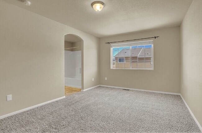 Building Photo - Move-In Ready Townhome | $1,000 Off First ...