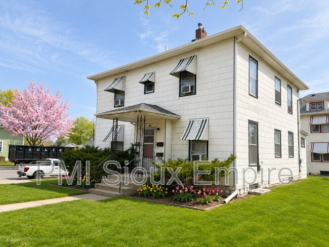 Building Photo - 133 S Summit Ave