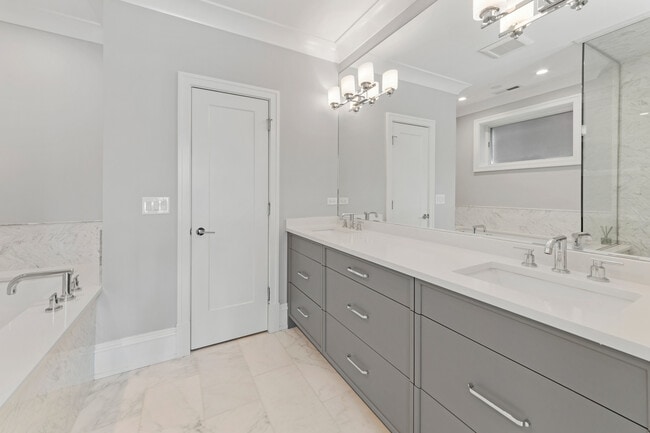 Building Photo - 736 W Melrose St