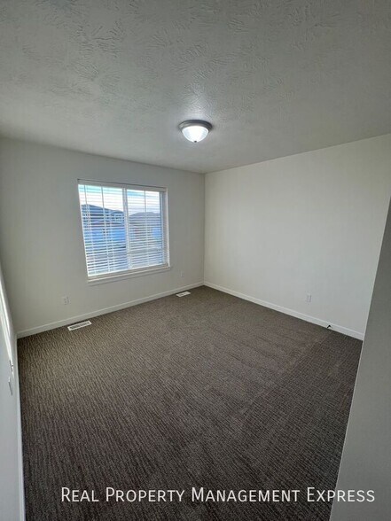 Building Photo - Modern 1 Bedroom Townhome with 1.5 Baths