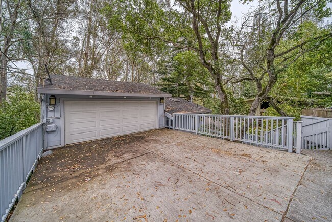 Building Photo - 7099 Pinehaven Rd