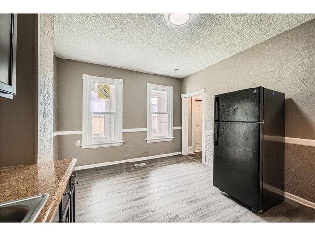 Building Photo - 911 Sims Ave