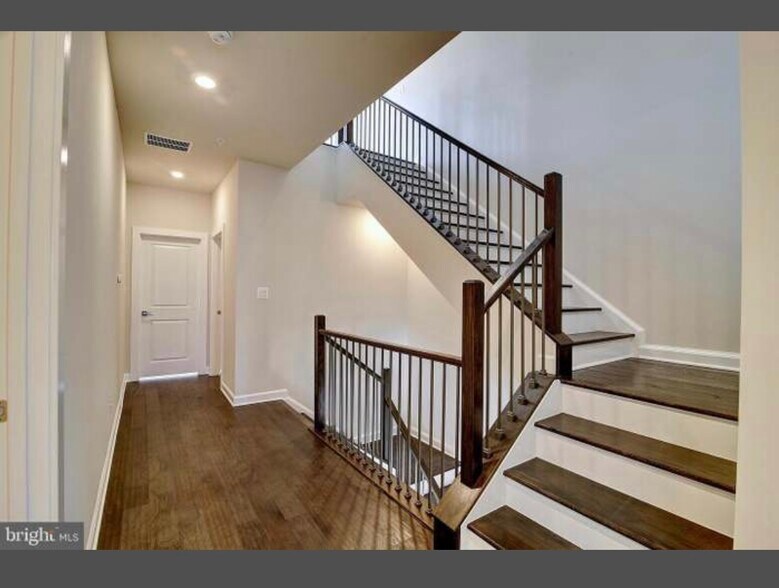 Stairwell - 1702 Gray Shale Ter SE