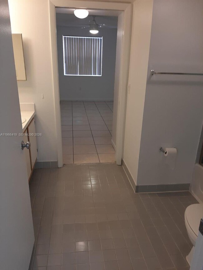 Building Photo - 2850 N Oakland Forest Dr