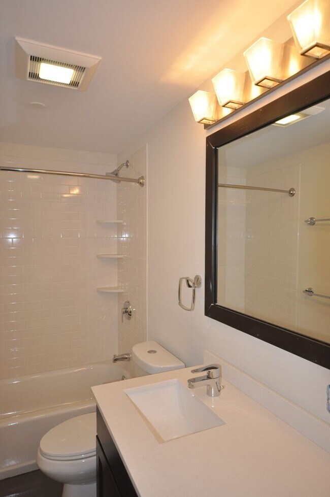 Building Photo - Amazing 3 bed 1.5 bath in the South End!!!