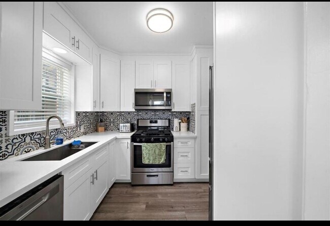 Building Photo - 1629 Castle Ct