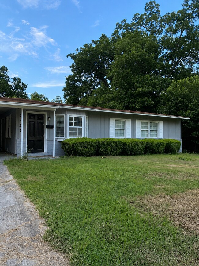 Building Photo - 2435 Thrasher Ave