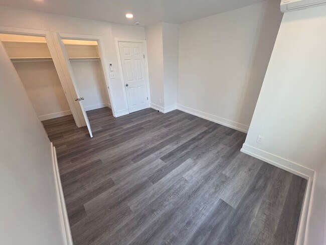 Building Photo - Newly Renovated 1 Bedroom Apartment - Poug...