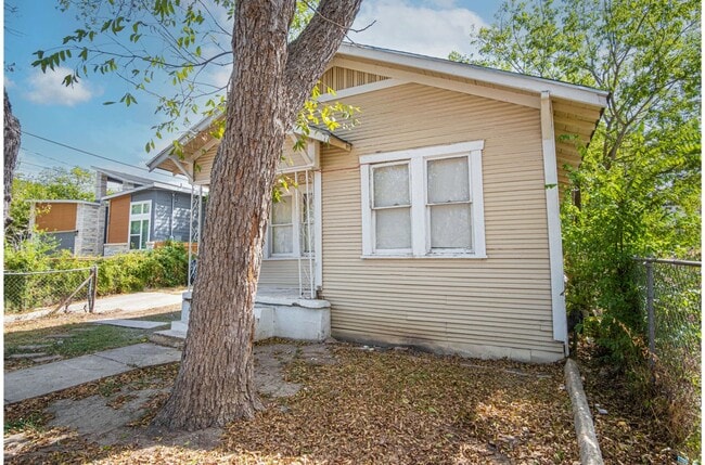 Building Photo - 3/1