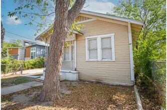 Building Photo - 3/1