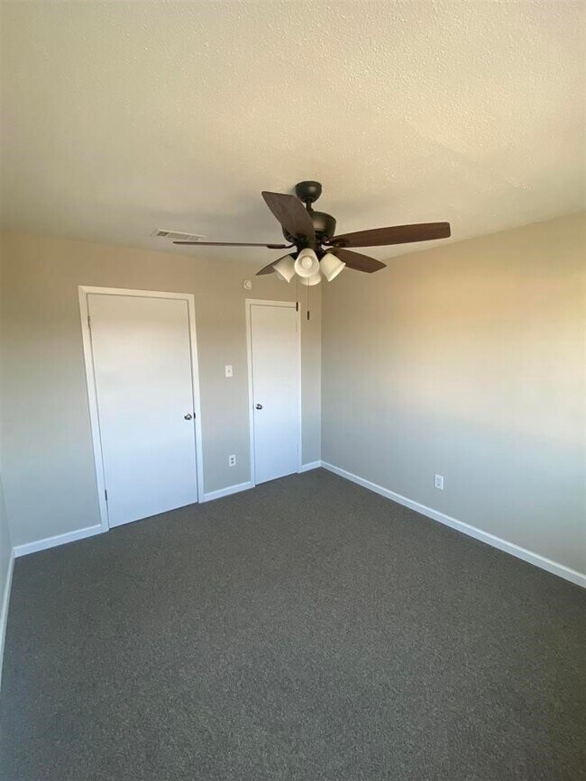 Building Photo - 992 Park Meadow Dr