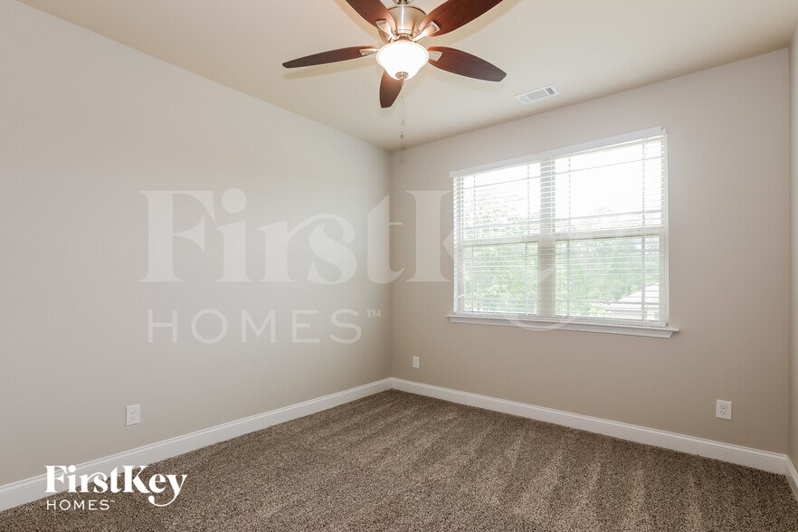 Building Photo - 1022 Yorkshire Dr
